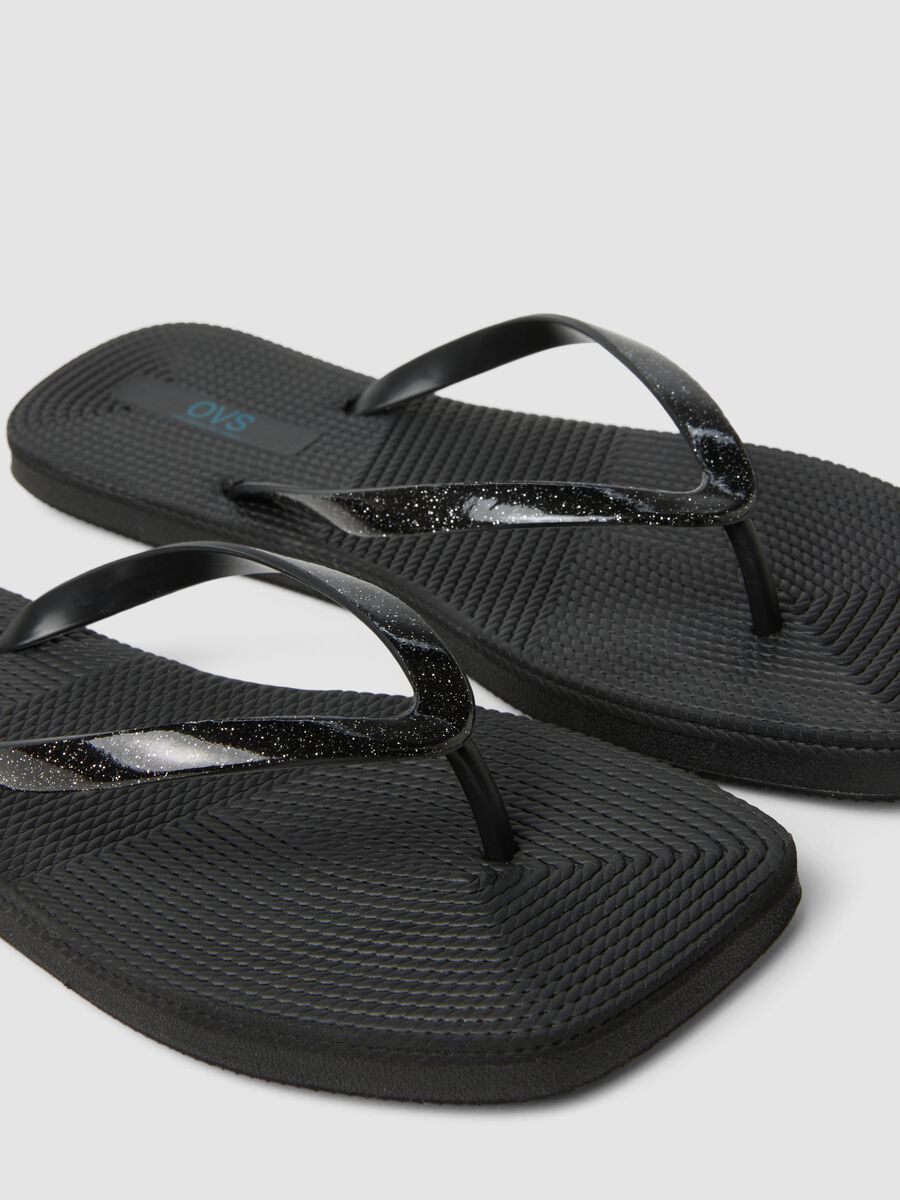 Black flip-flops with glitter straps_1