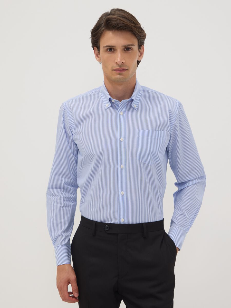 Camicia azzurra a righe in misto cotone con collo button down easy iron regular fit_0