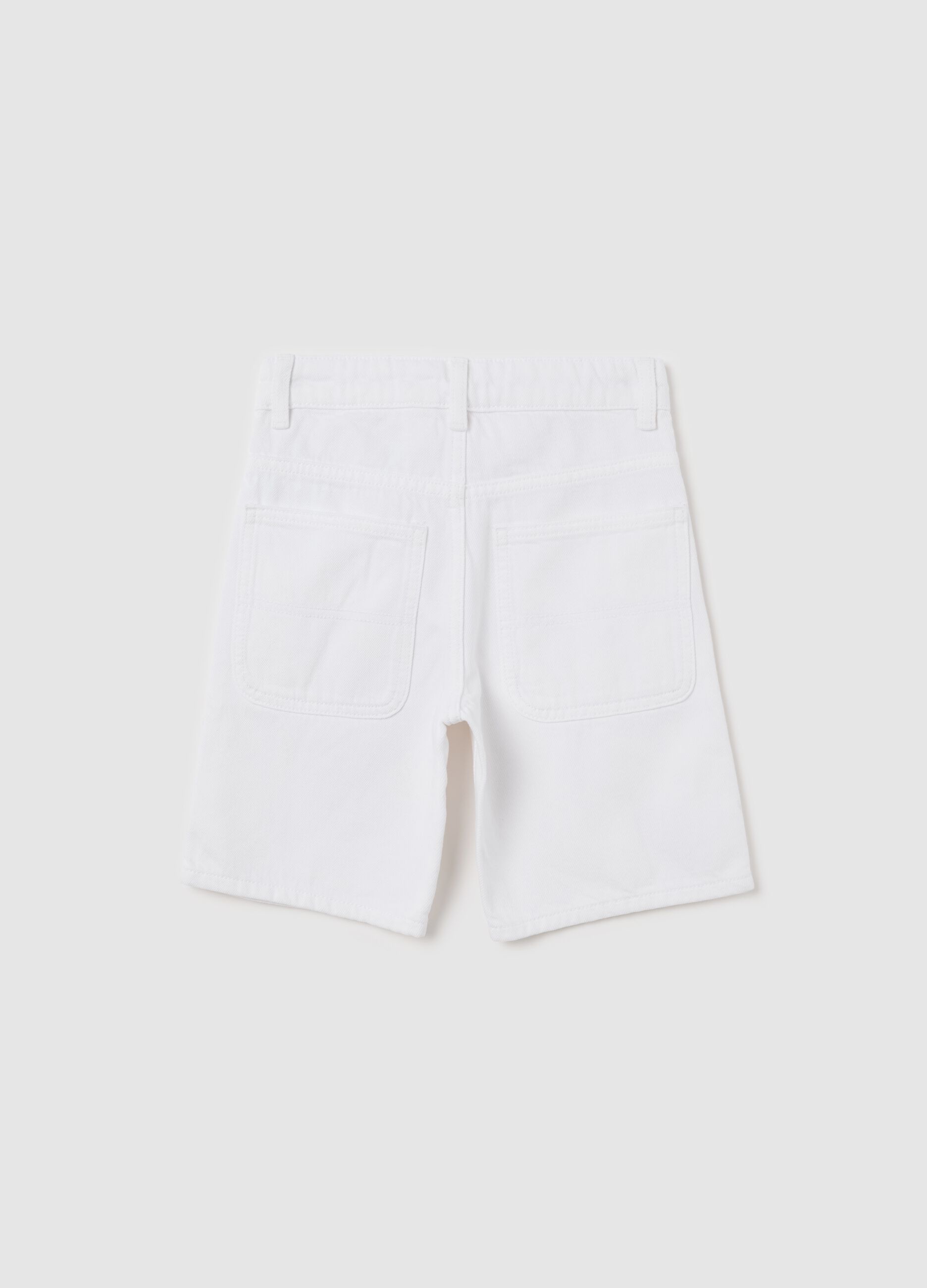 White shorts in cotton with Marvel patch