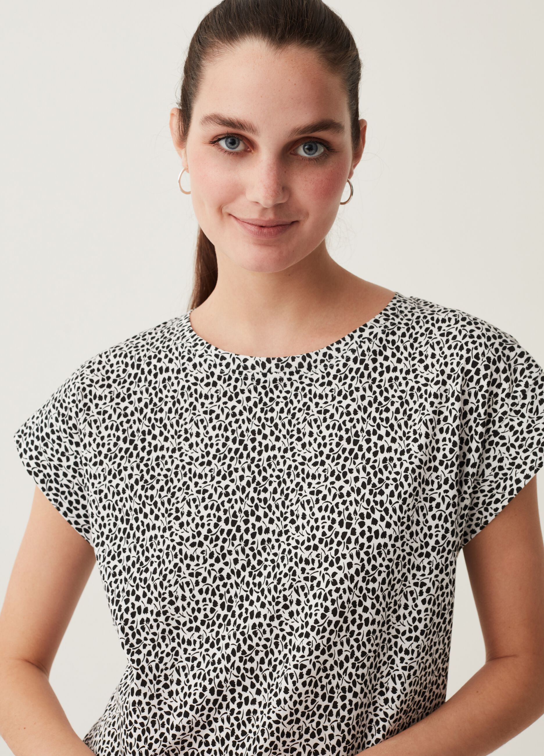 T-shirt maniche a kimono e stampa all-over