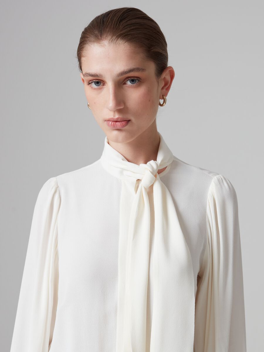 Blusa in viscosa con foulard_1
