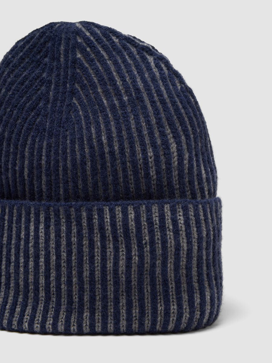 Berretto blu e grigio a coste in maglia jersey_2