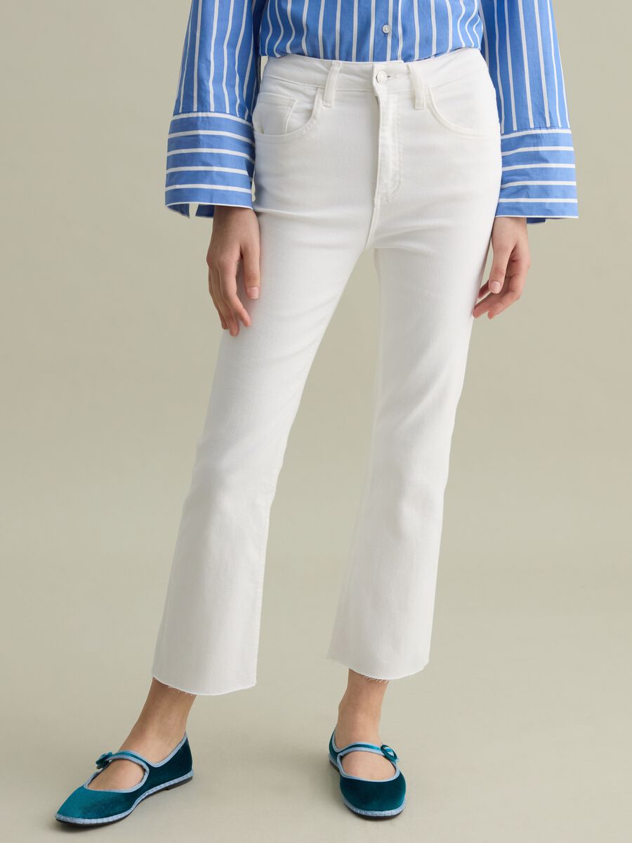 Cropped white flare-fit jeans with raw edging_1