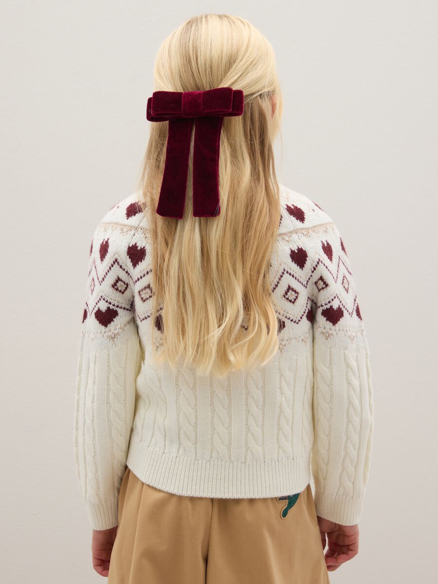 Maglione bianco da bambina regular fit con motivo geometrico_2