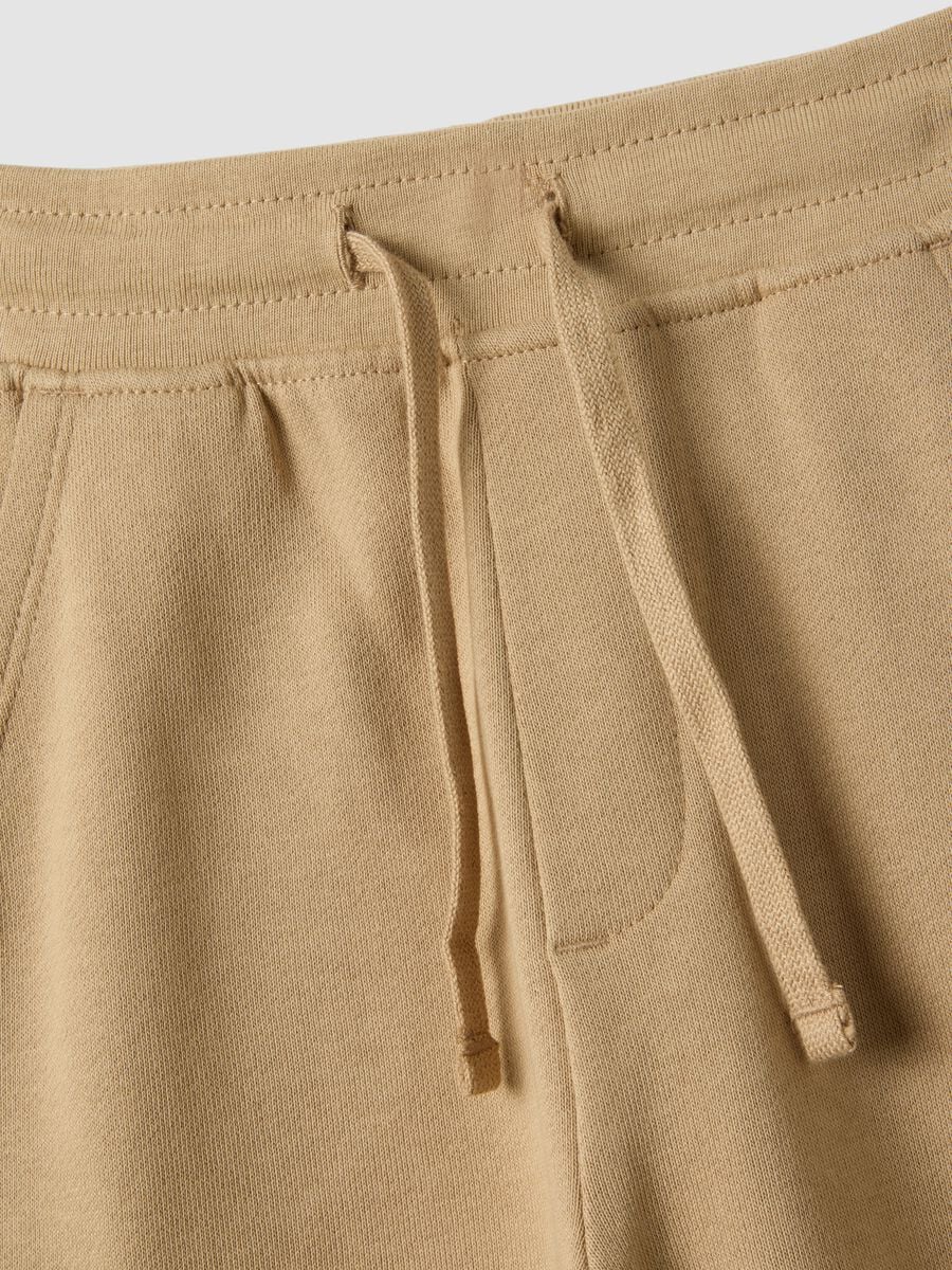 Pantaloni jogger beige in misto cotone con tasche cargo per bambino_2