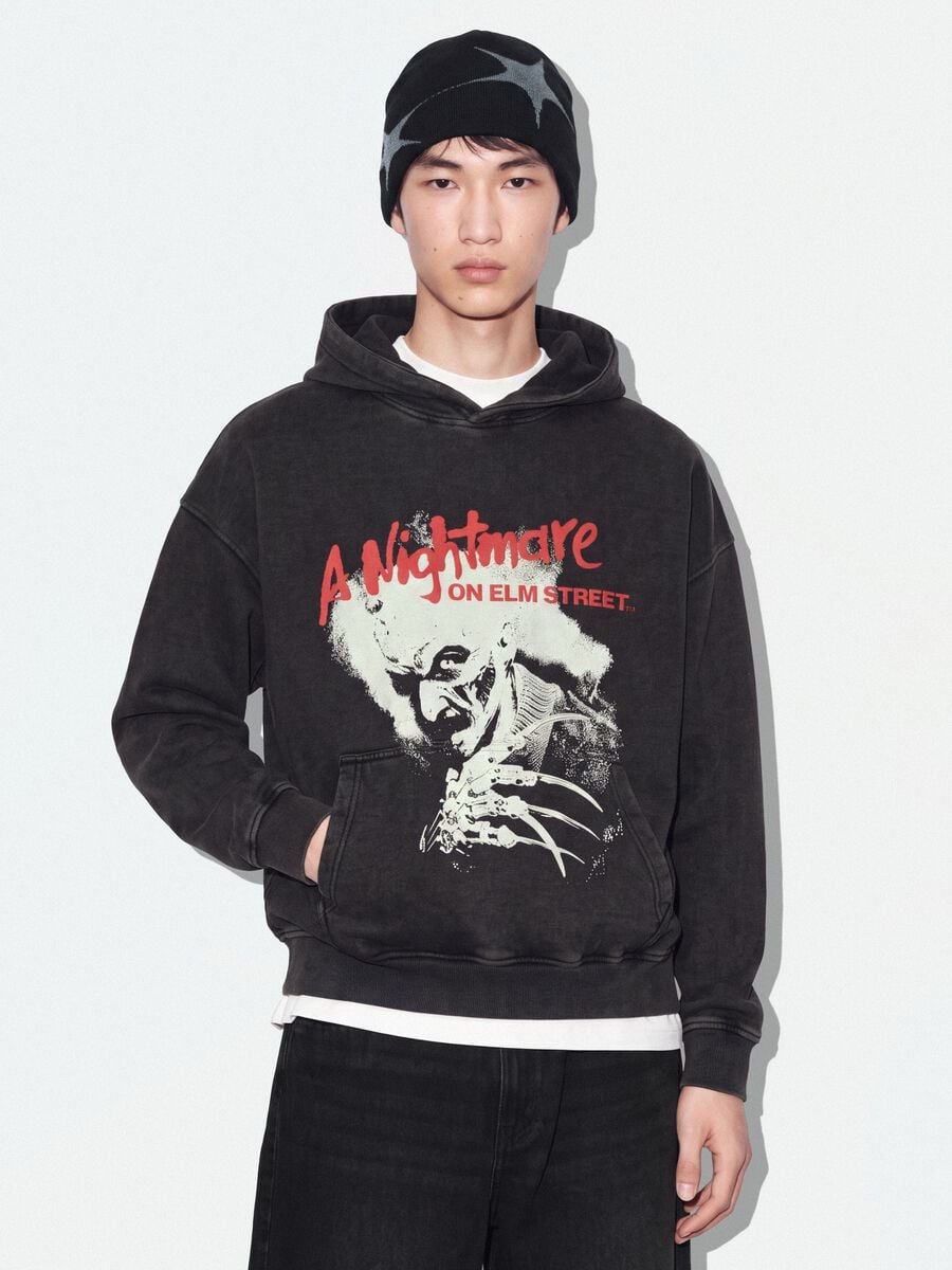 Hoodie over grigia in puro cotone con stampa "A Nightmare On Elm Street"_1