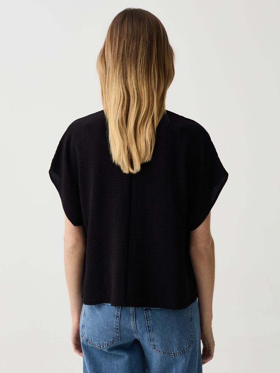 Blusa effetto crinkle con scollo a V_2