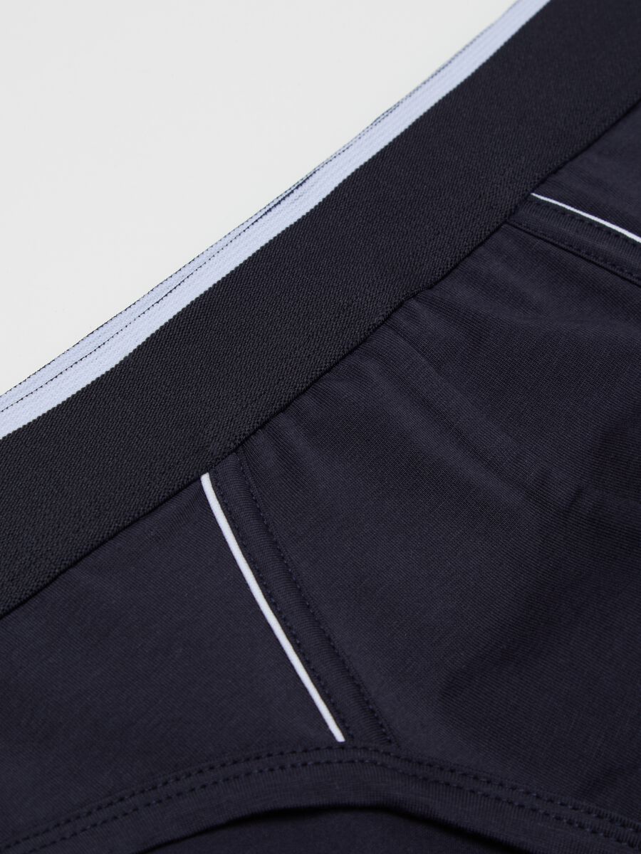 Two-pack briefs in Supima cotton with contrasting piping_5