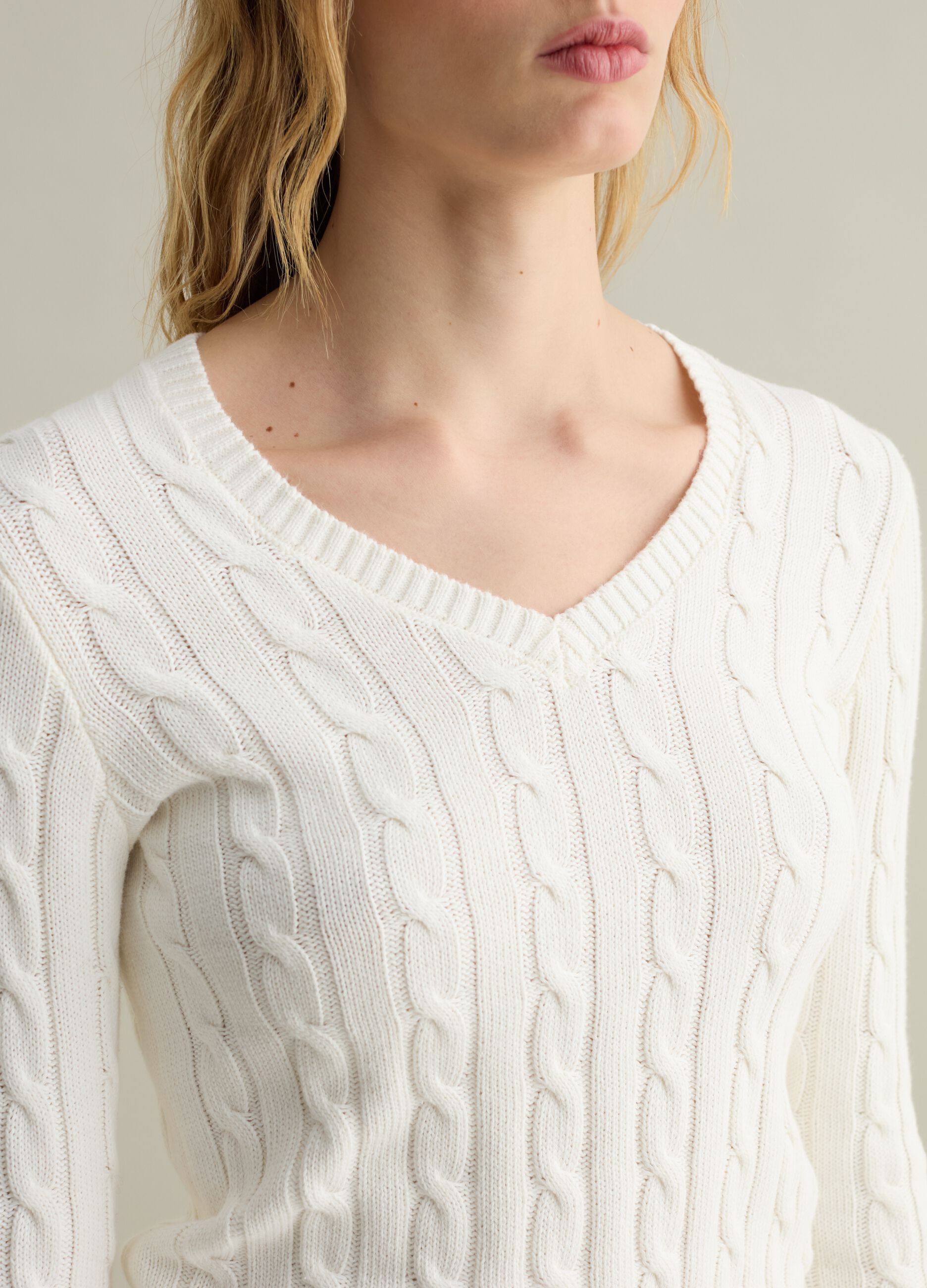 Pullover a trecce con scollo a V