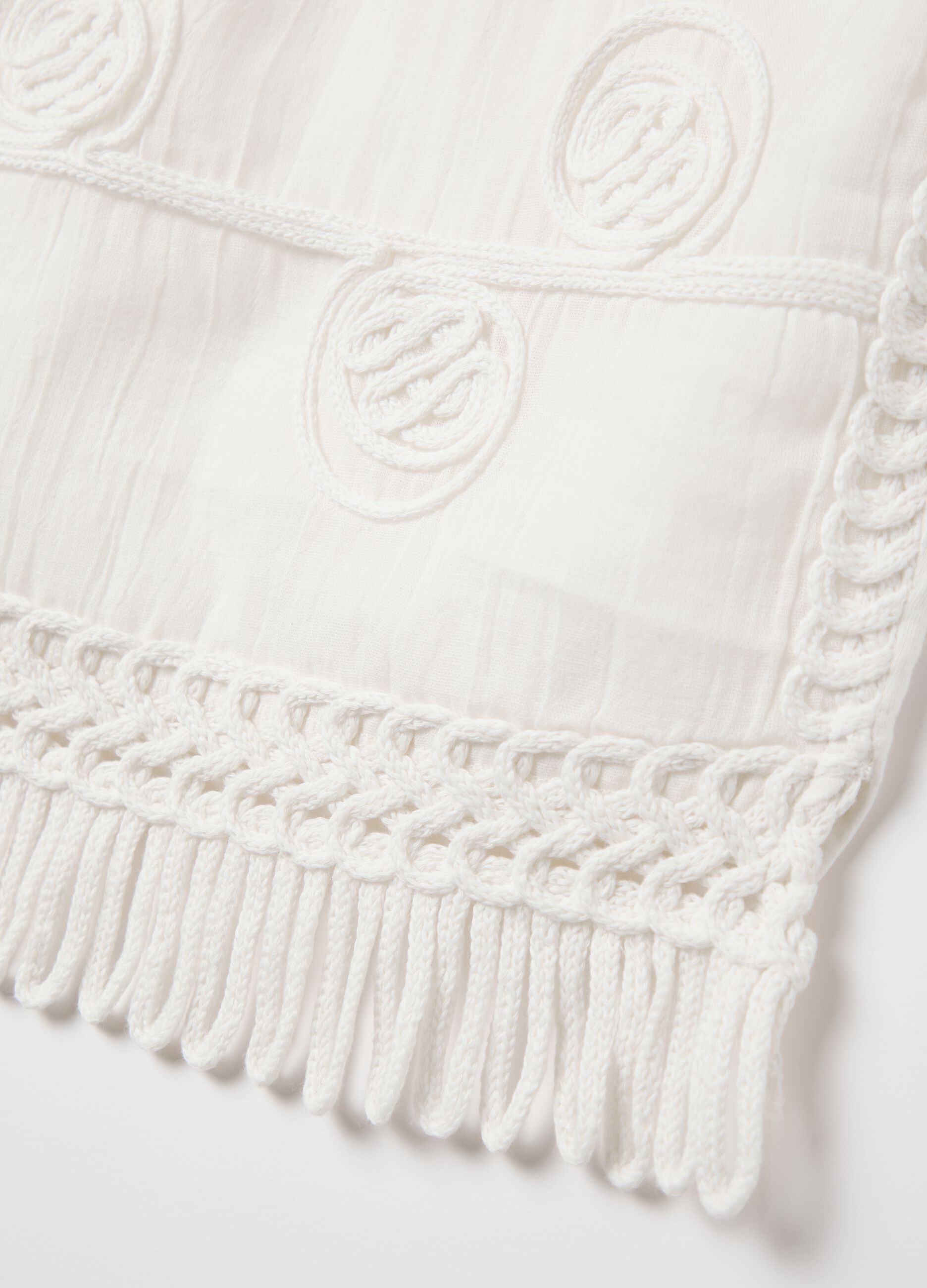 White sleeveless top in 100% cotton with woven details