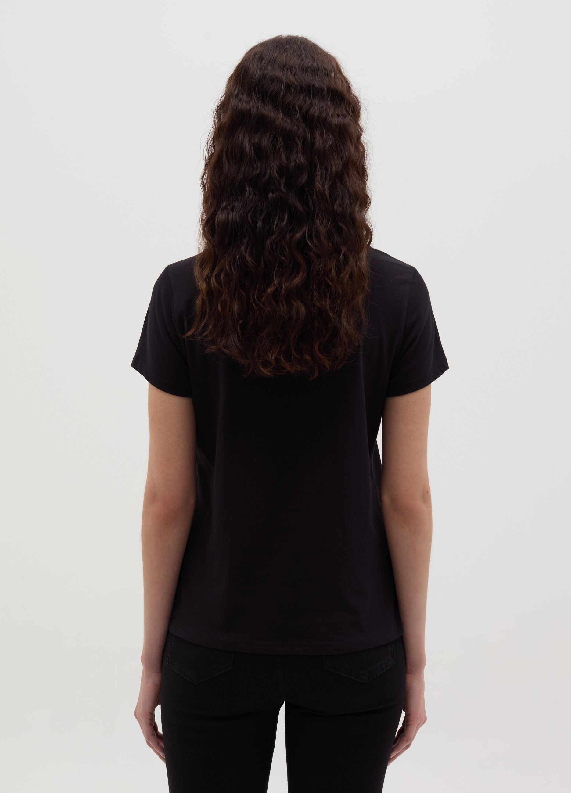 T-shirt with V neck and application