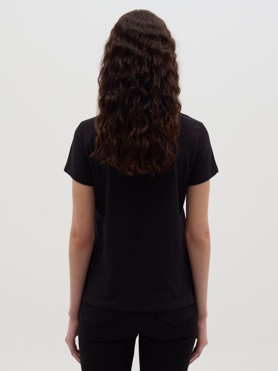 T-shirt with V neck and application_5