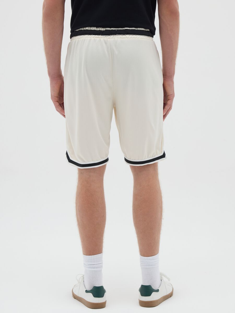 Men's white regular fit fabric shorts_3