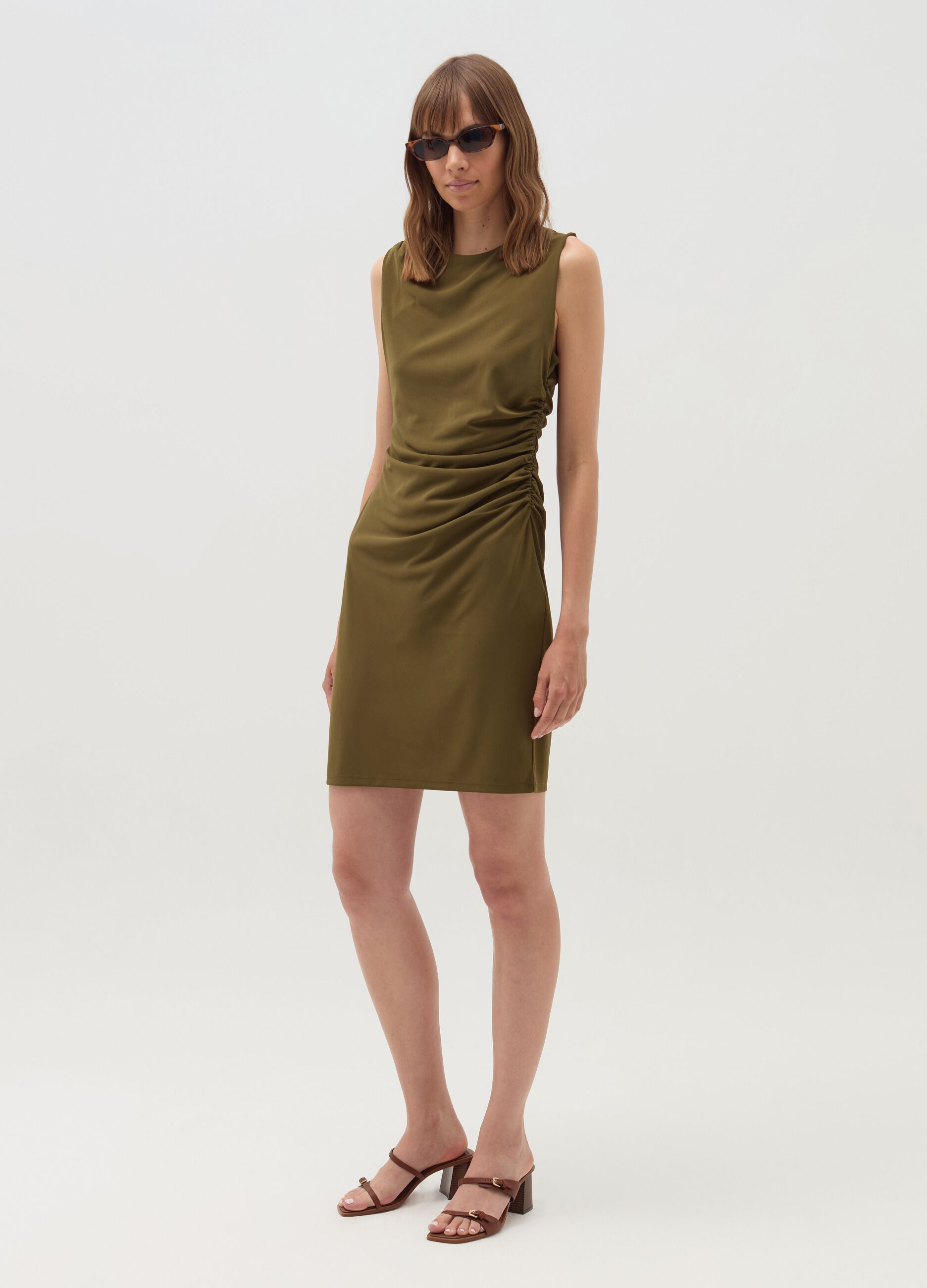 Vestito corto con arricciatura laterale