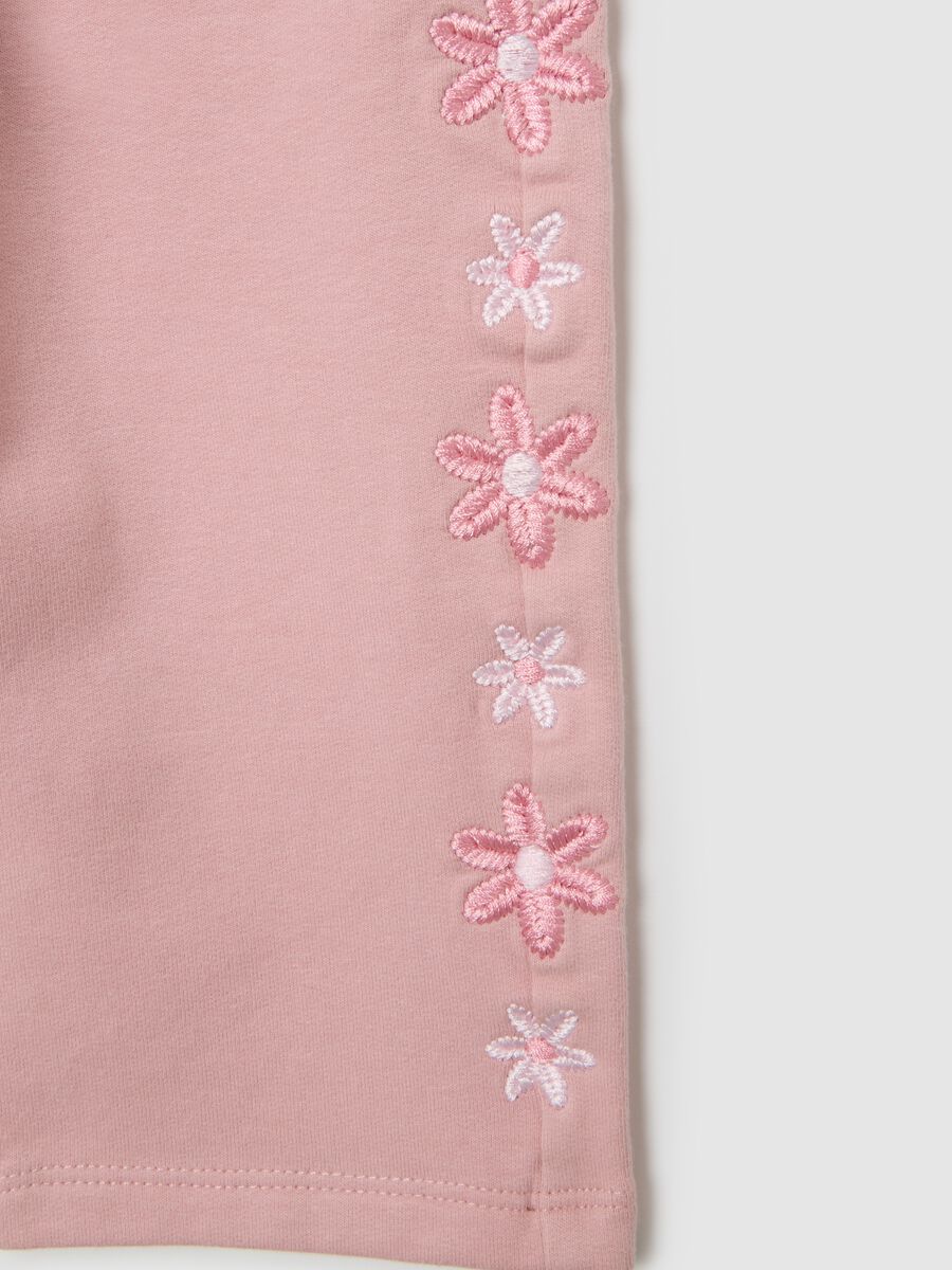 Pantaloni rosa da bimba in cotone elasticizzato con ricami floreali_3