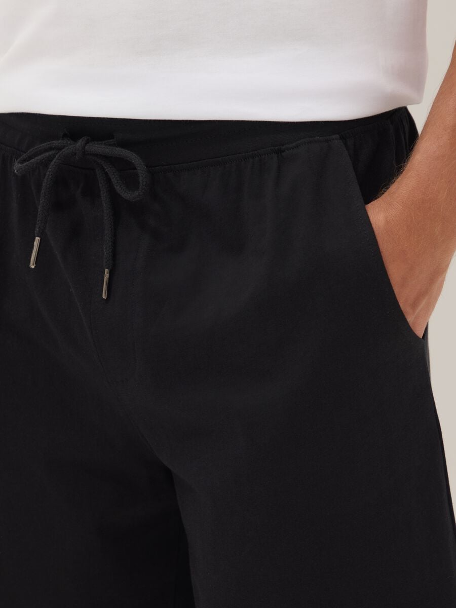 Pantaloncini pigiama neri in cotone organico_3