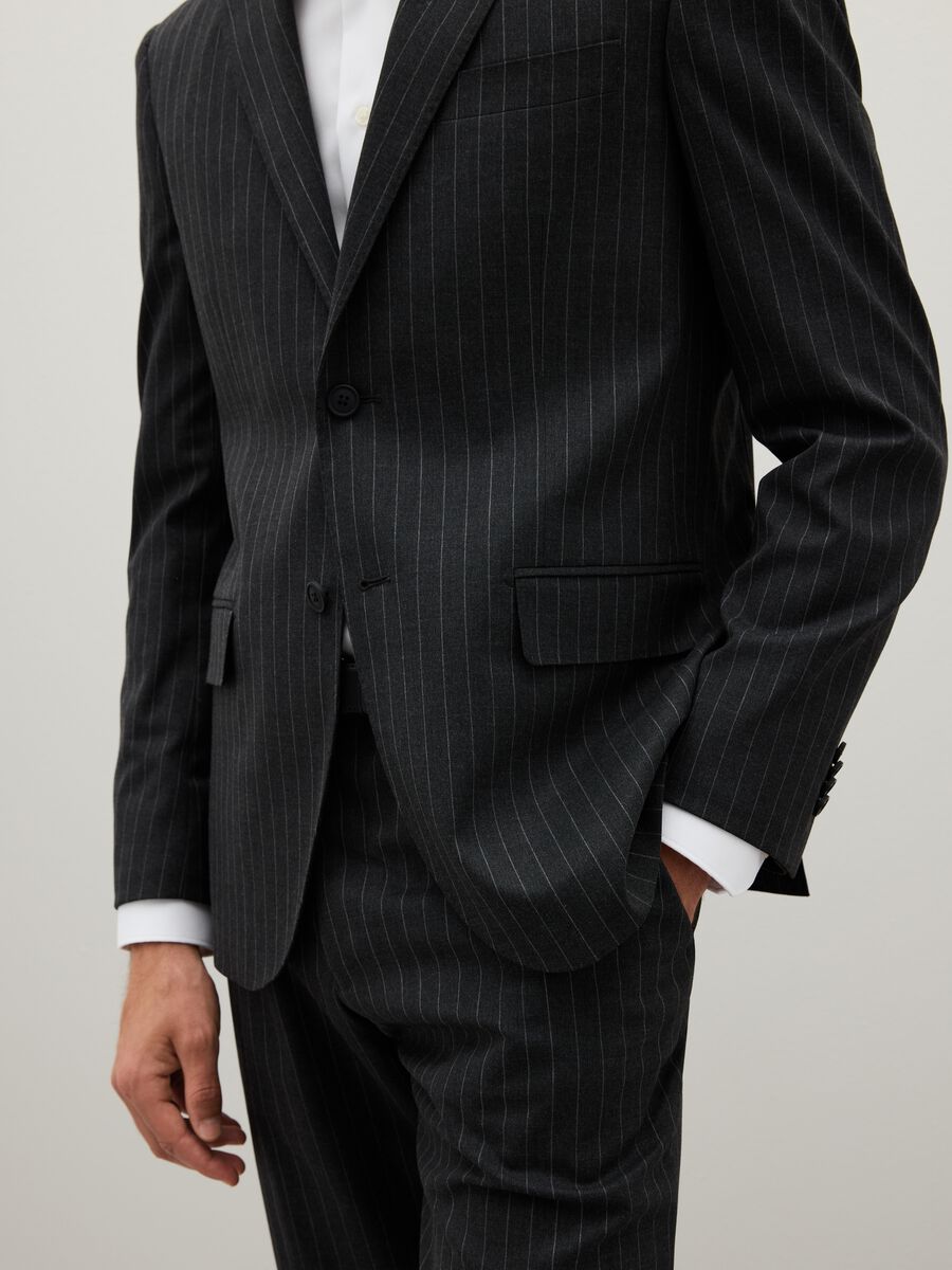 Abito gessato grigio antracite in misto viscosa regular fit_4