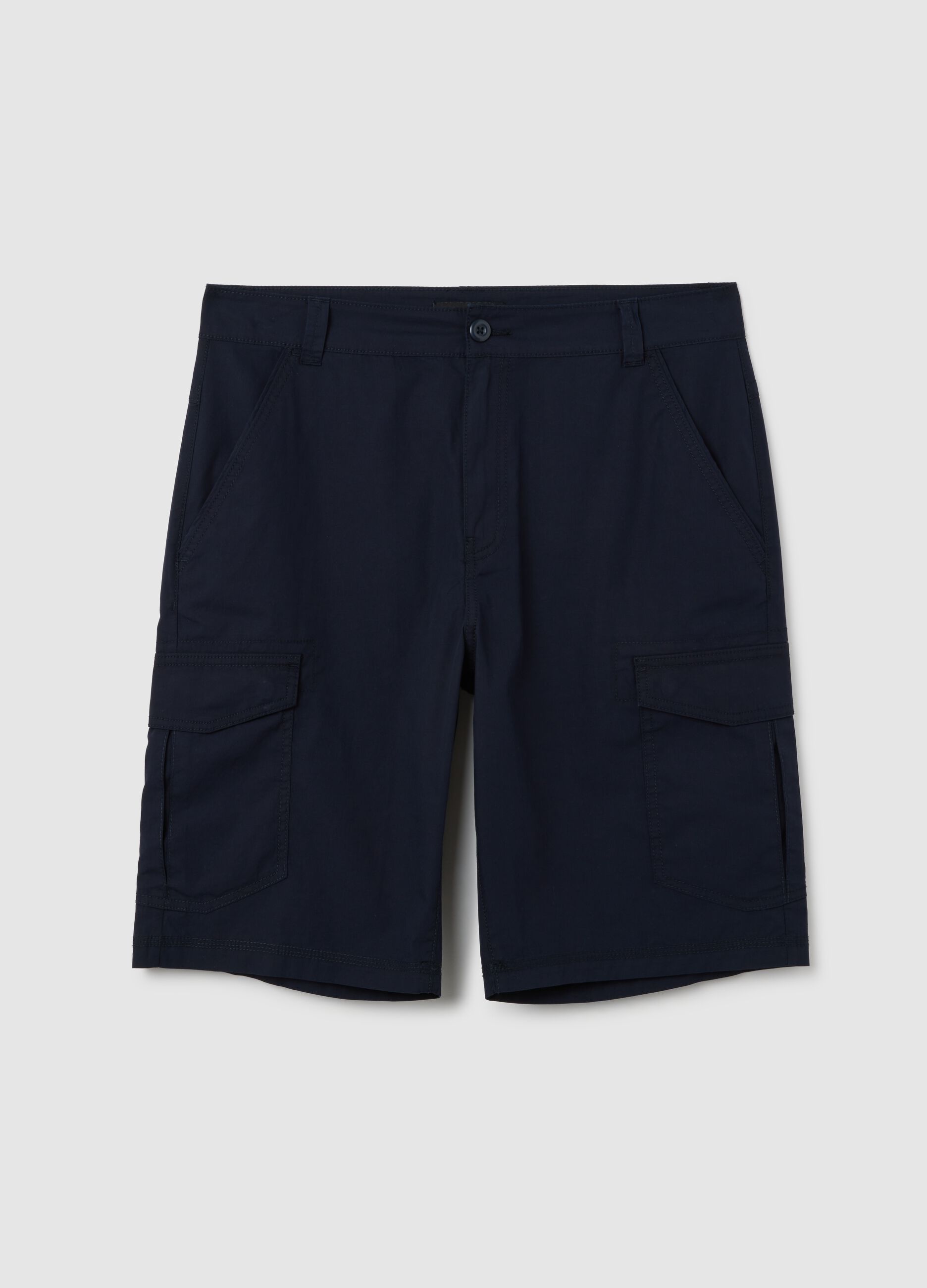 Men's blue regular fit cotton bermuda shorts with cargo pockets
