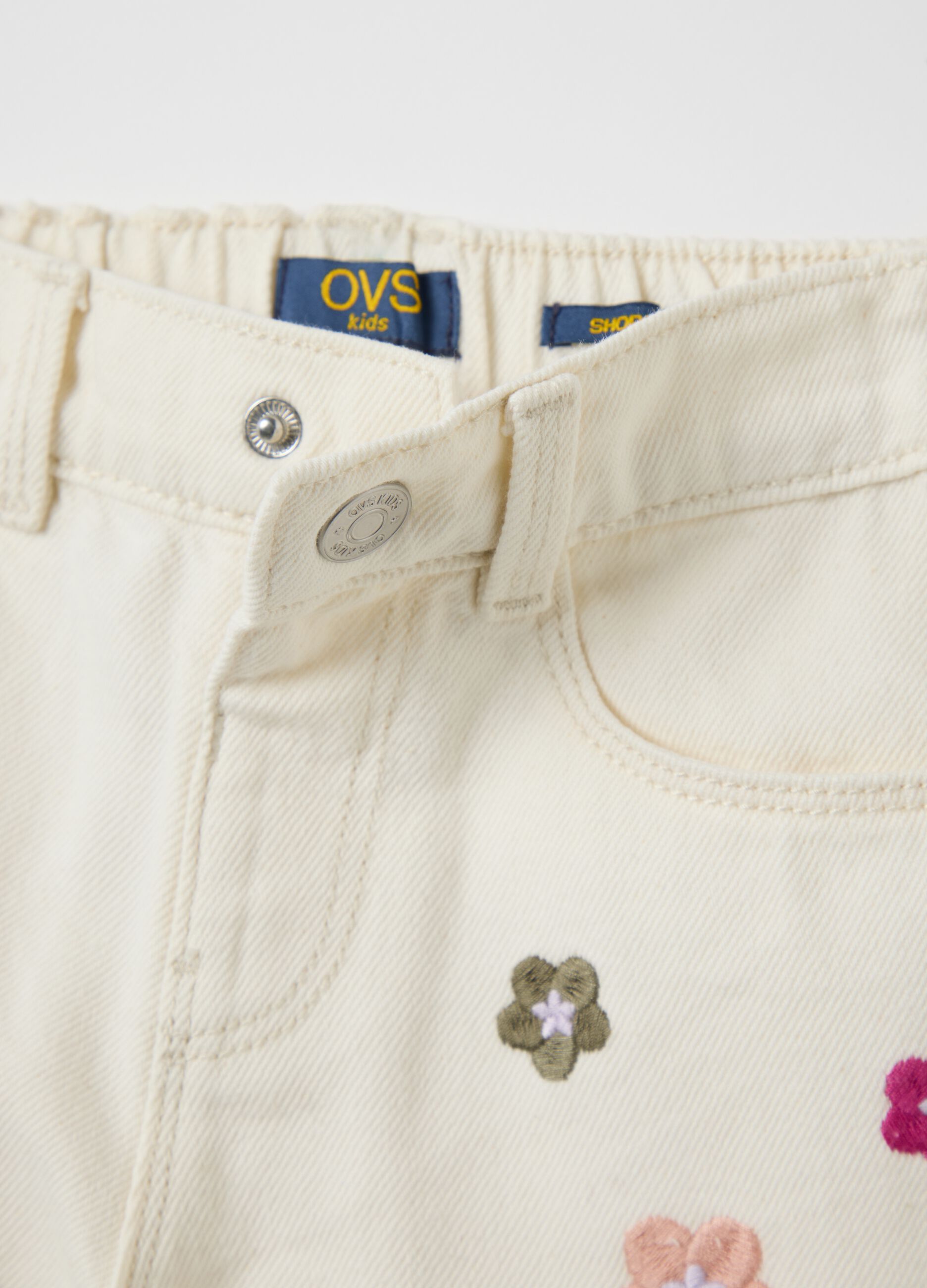Beige cotton shorts with floral embroidery