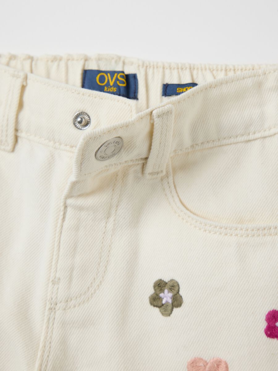 Beige cotton shorts with floral embroidery_3