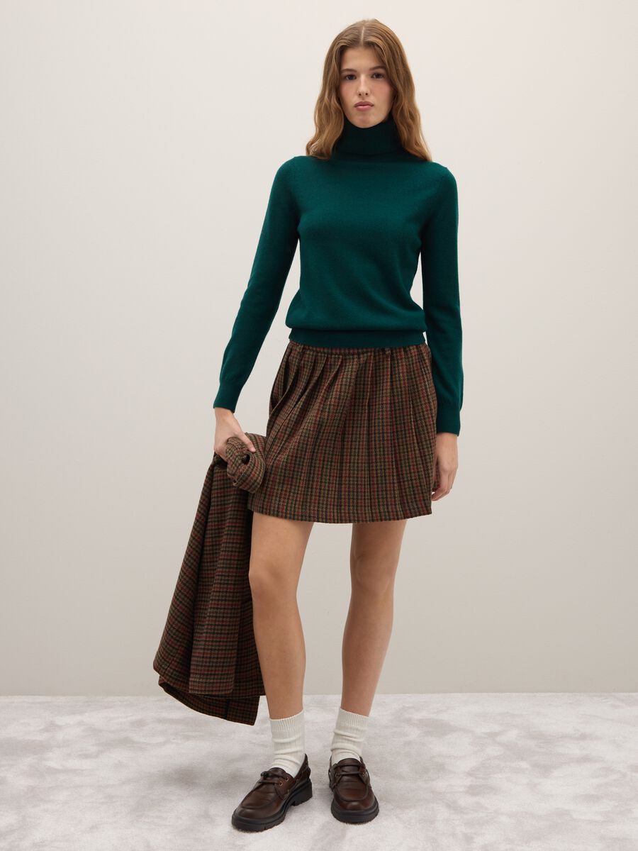 Maglione in pura lana verde regular fit a collo alto_1