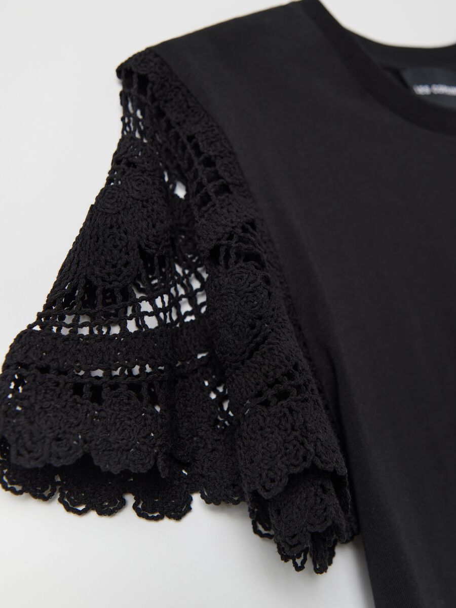 Black T-shirt with lace details_5