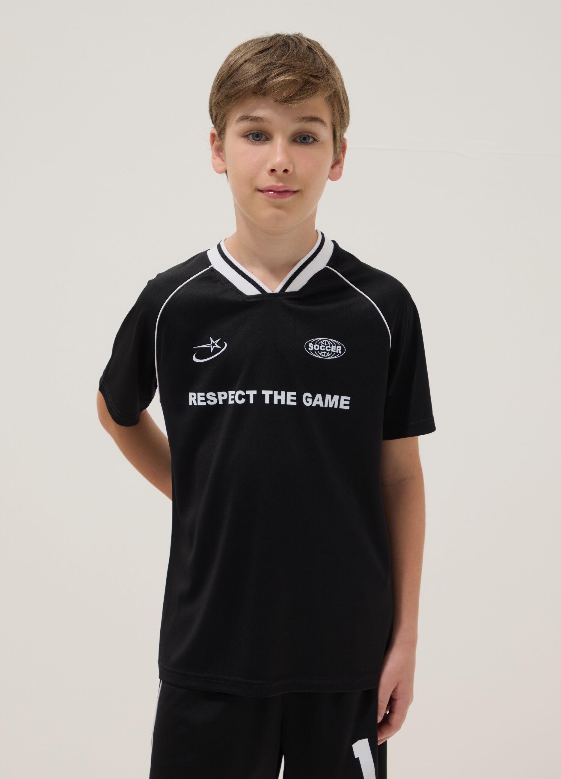 Black sporty T-shirt and shorts set for boys, regular fit