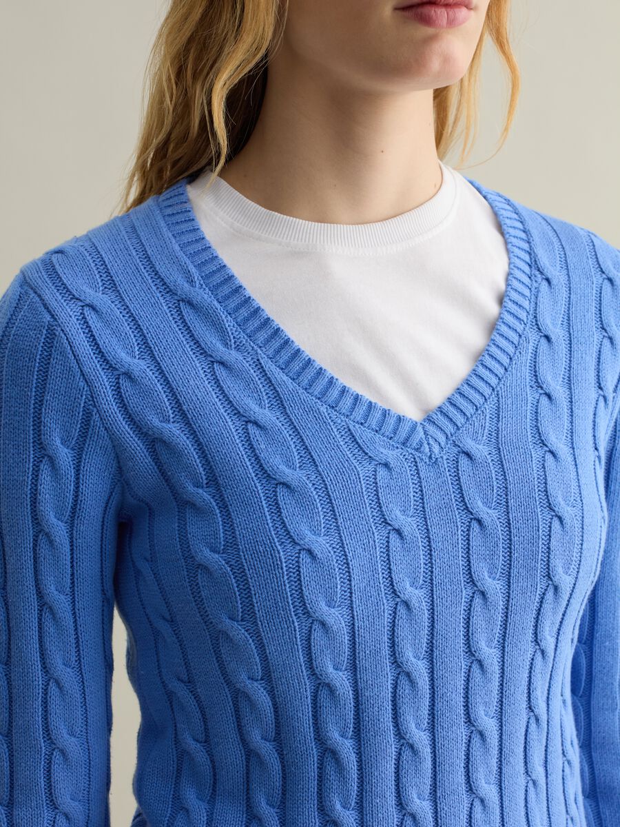 Cable-knit pullover with V neck_3