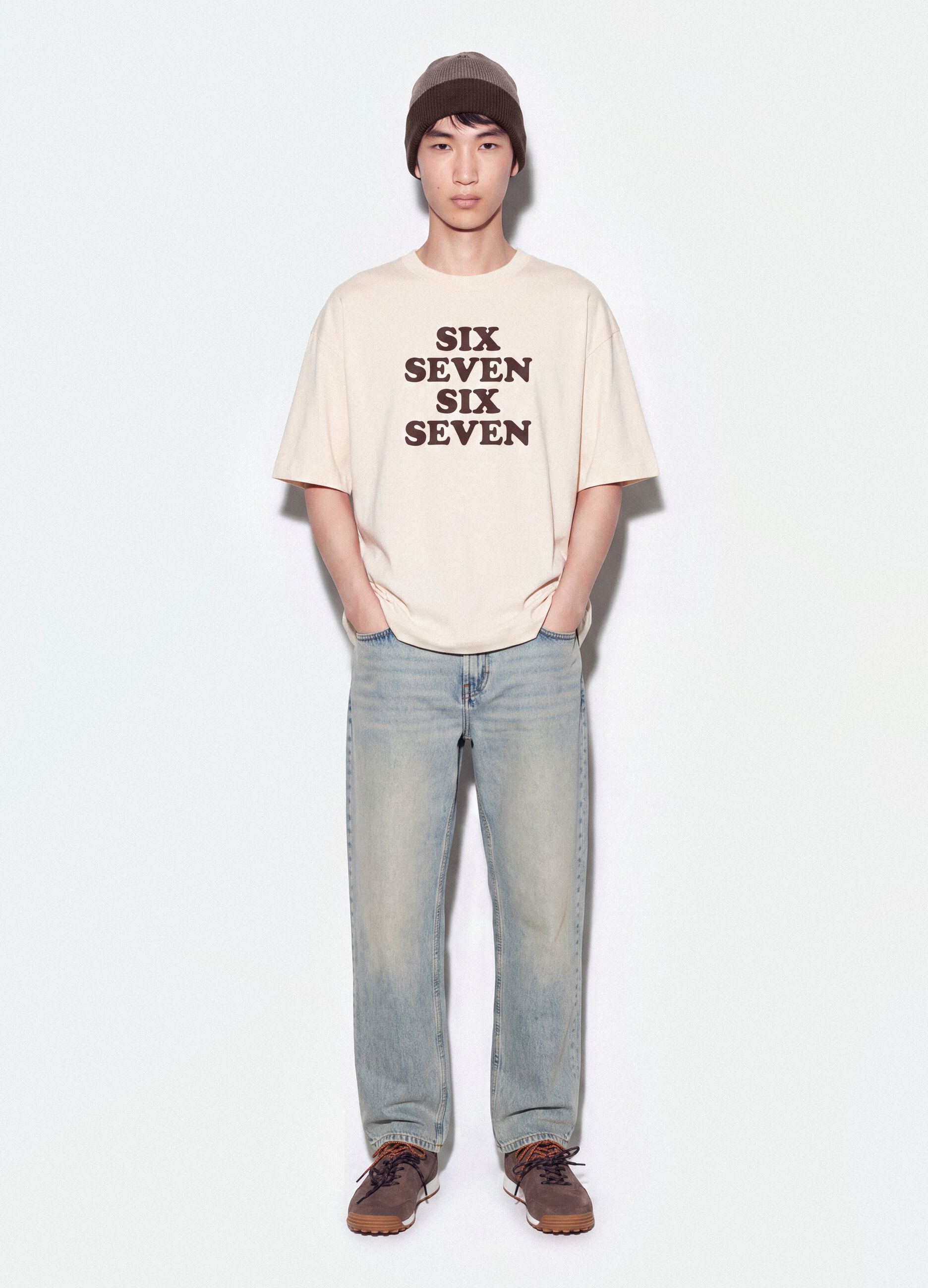 T-shirt bianca in puro cotone con stampa frontale Six Seven boxy fit