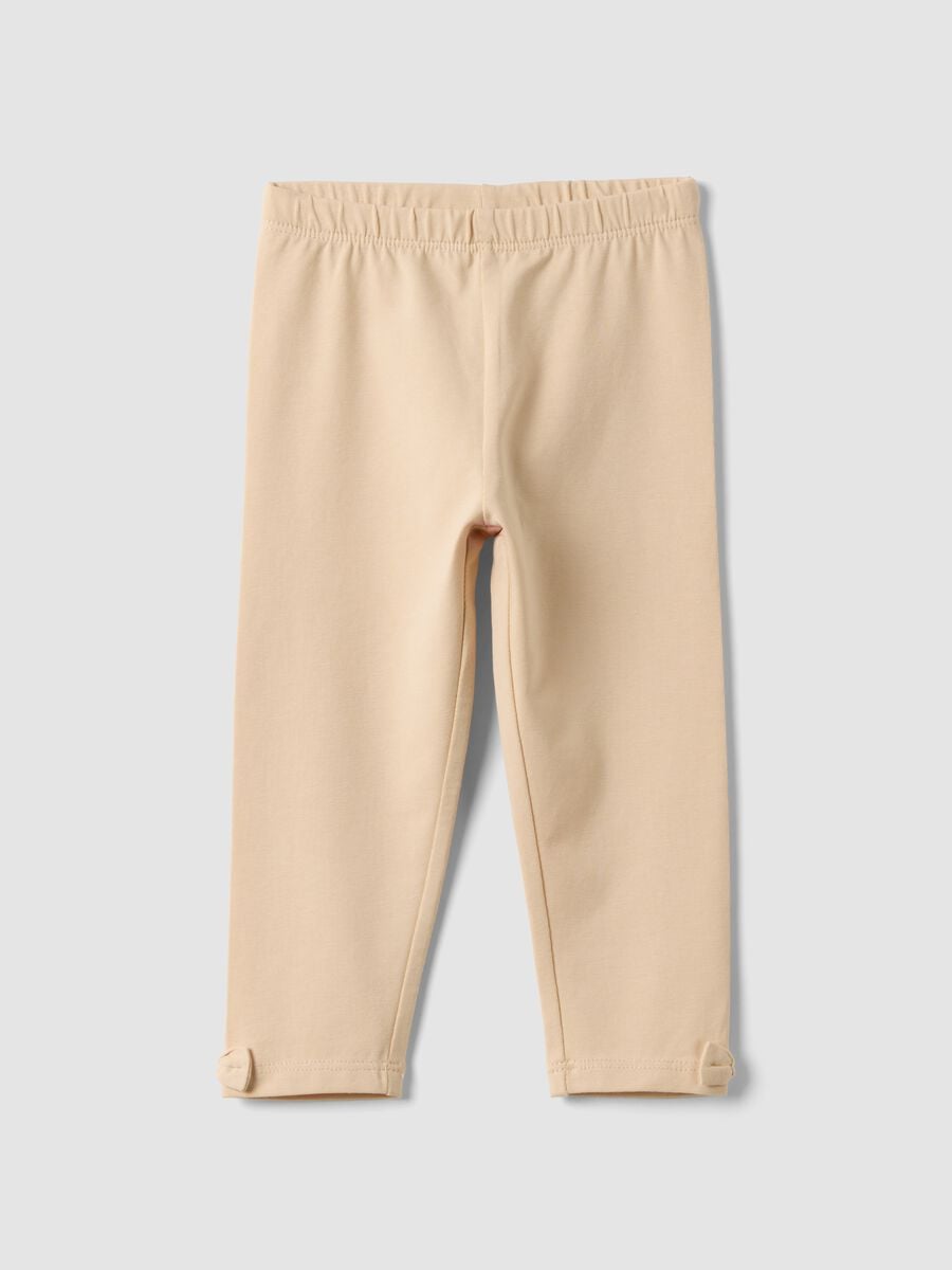 Leggings beige in cotone organico elasticizzato con fiocchi per bimba_0