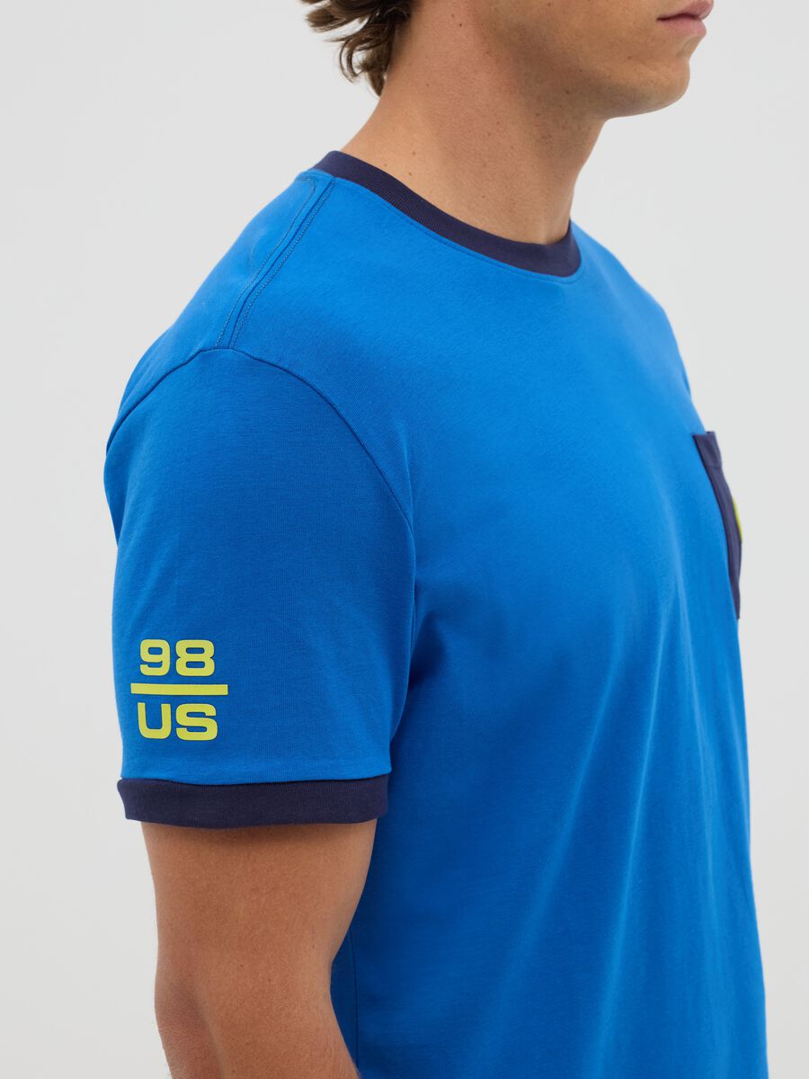 Blue T-shirt with pocket and contrasting details_2