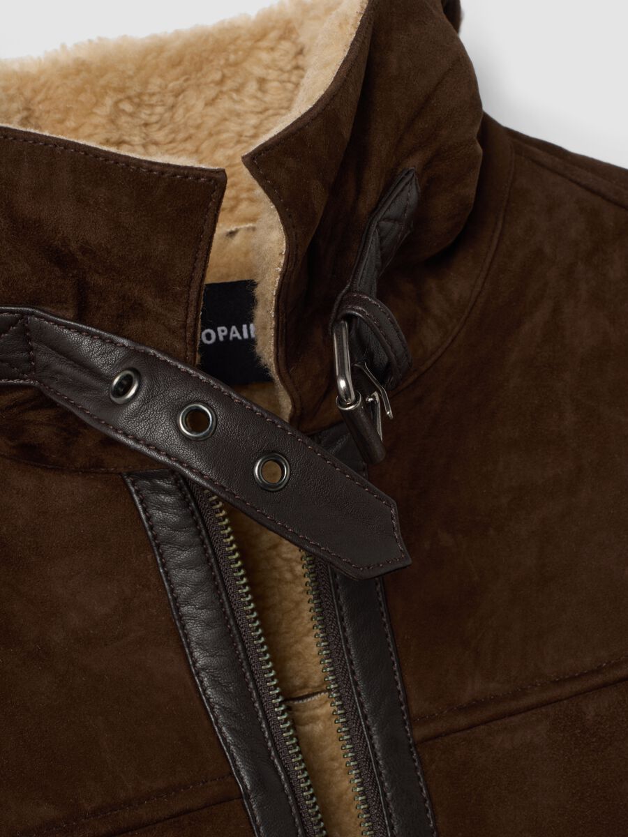 Giacca marrone scuro in vera pelle con zip e profili a contrasto_1