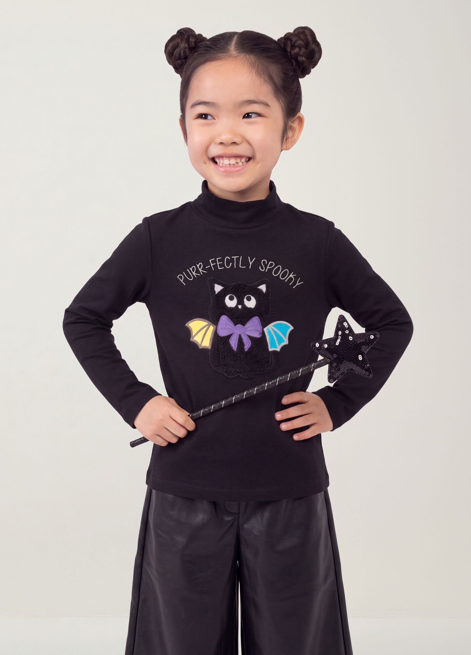 T-shirt nera in cotone elasticizzato con Collo rialzato