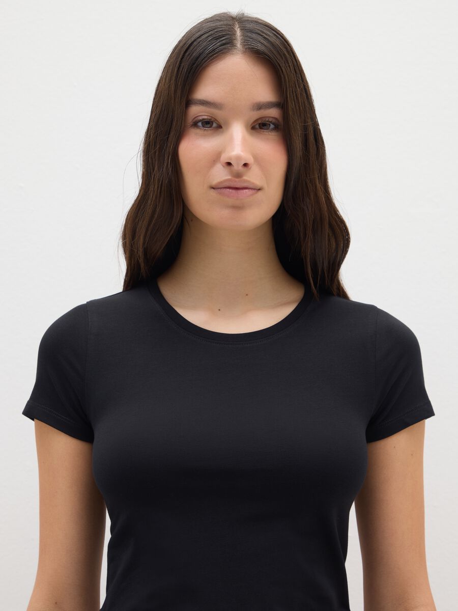 Maglietta nera in cotone elasticizzato vestibilità regular_0