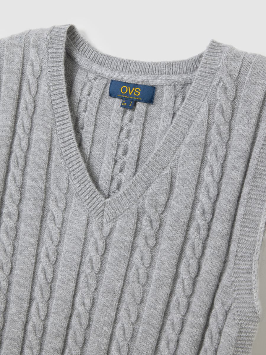 Grey regular fit cable knit vest_5