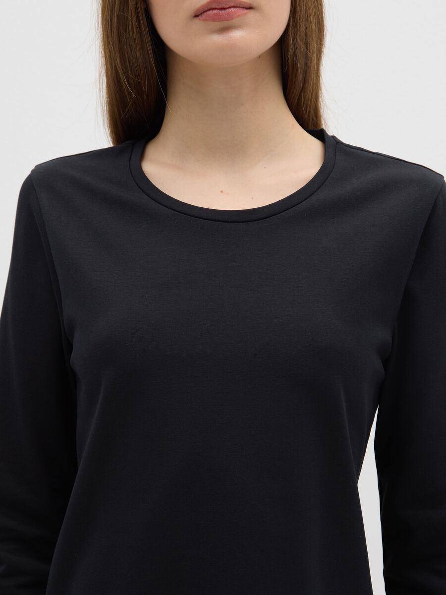 Maglia nera elasticizzata a maniche lunghe_1