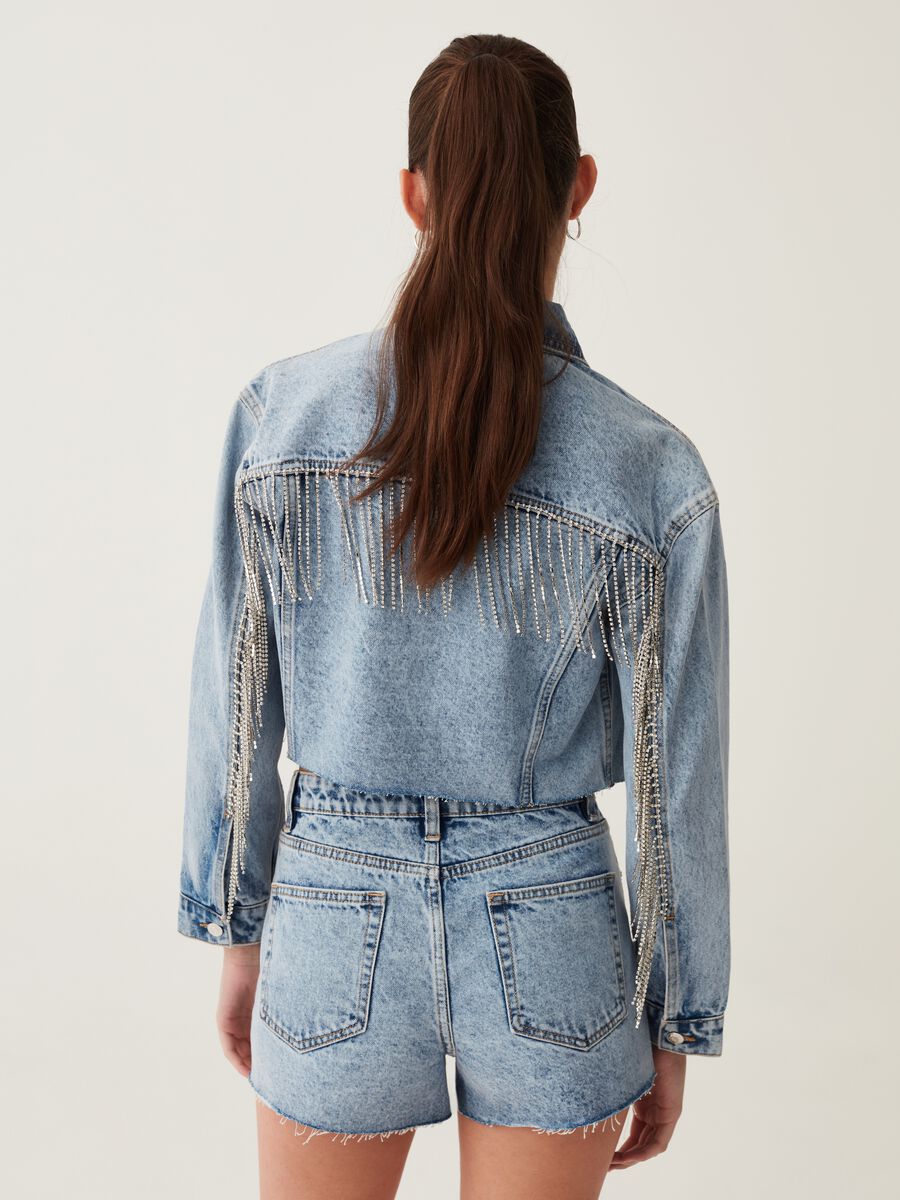 Giacca cropped in denim con frange in strass_2