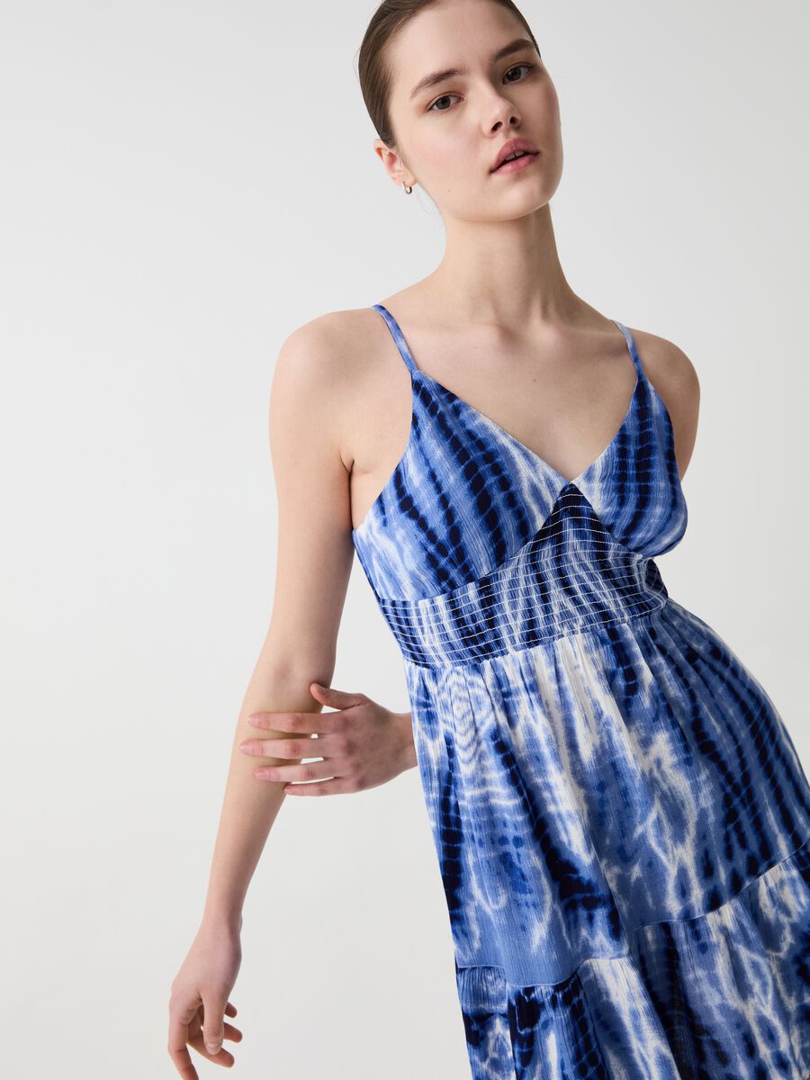 Short dress with pattern and flounce_0