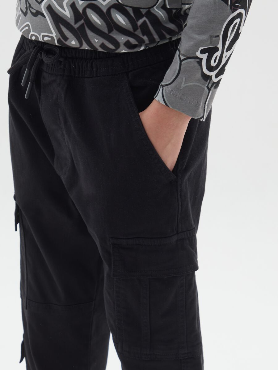 Black stretch cotton cargo trousers for boys_2