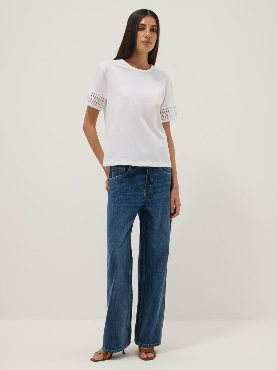 T-shirt bianca in puro cotone con maniche in pizzo_1