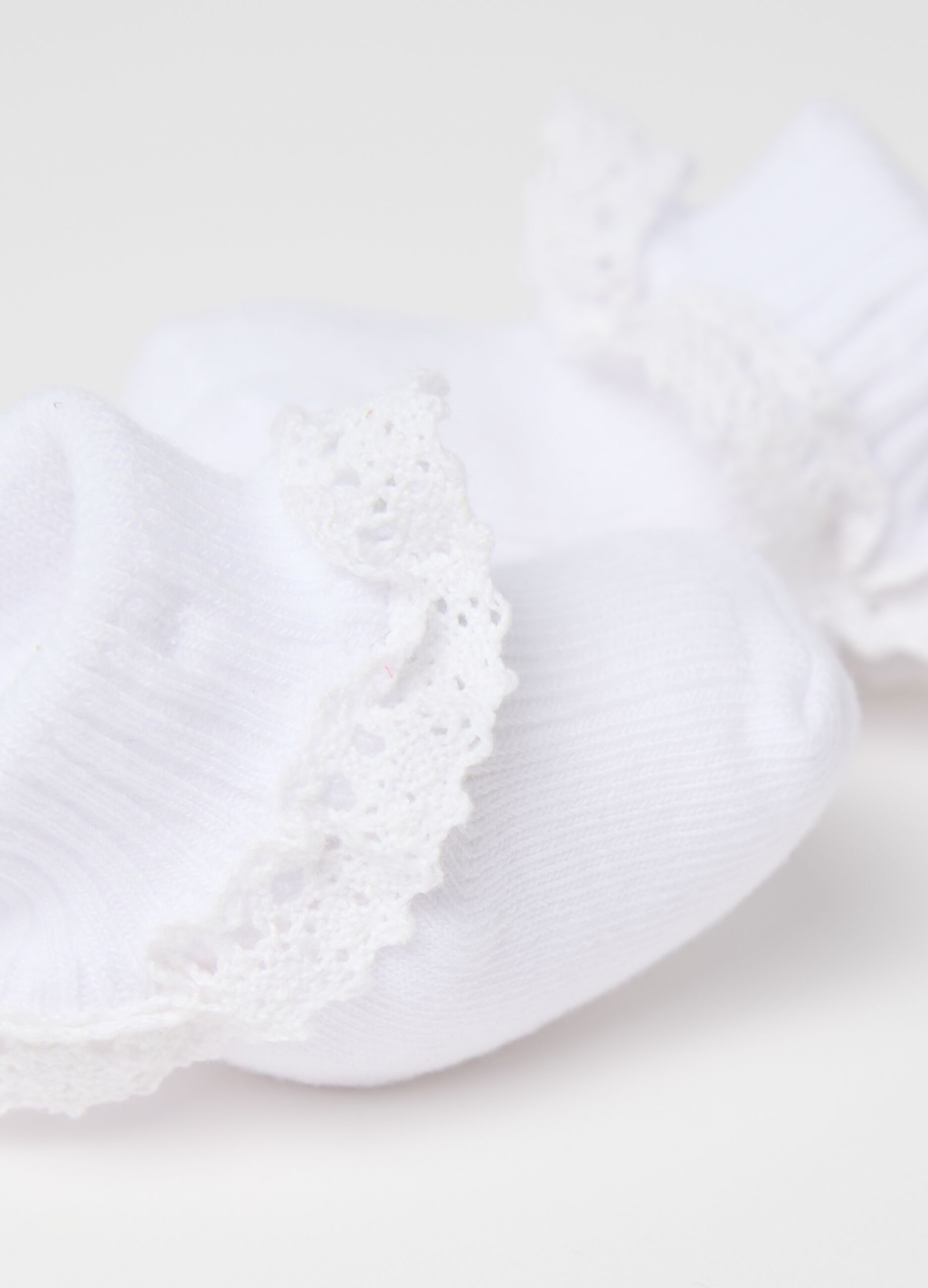 Scarpine bianche in maglia con applicazione sangallo