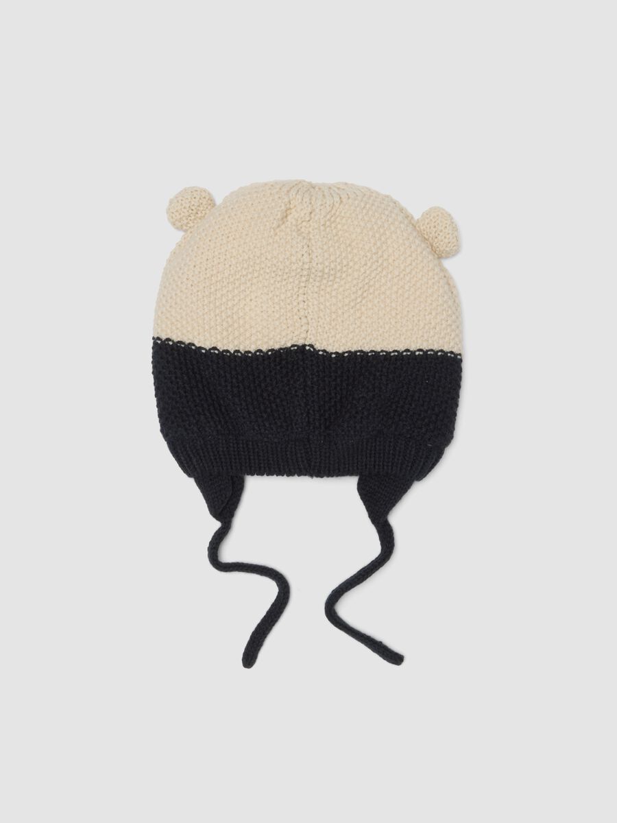 Cappello blu in maglia con orsetto e laccetti_2
