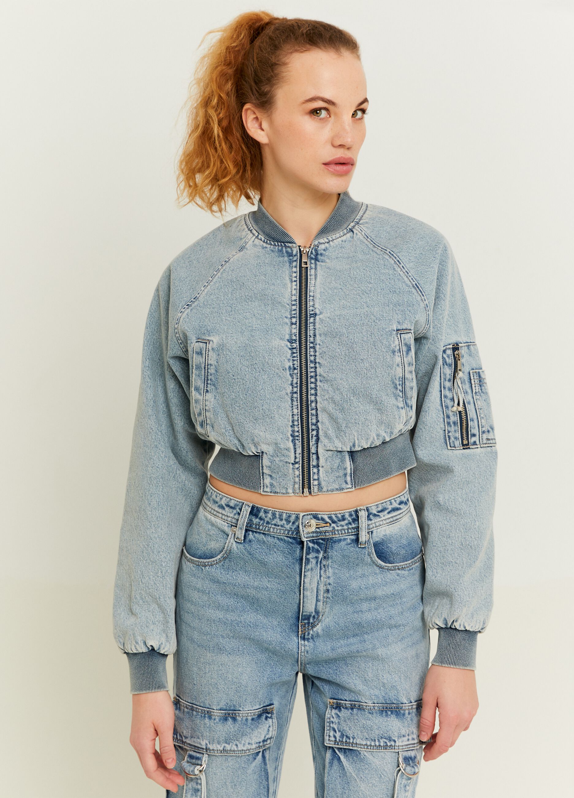Bomber cropped in denim acid wash