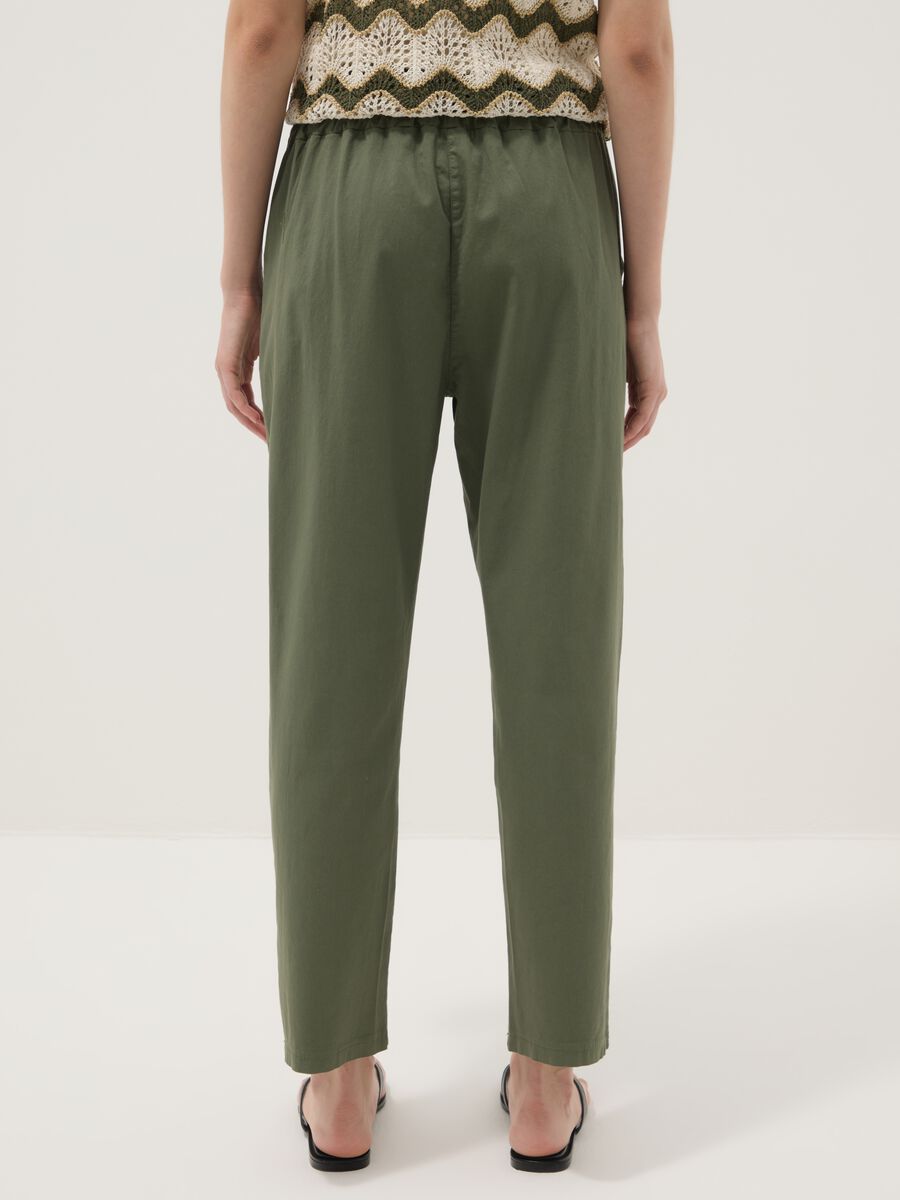 Pantaloni verdi in cotone elasticizzato_2