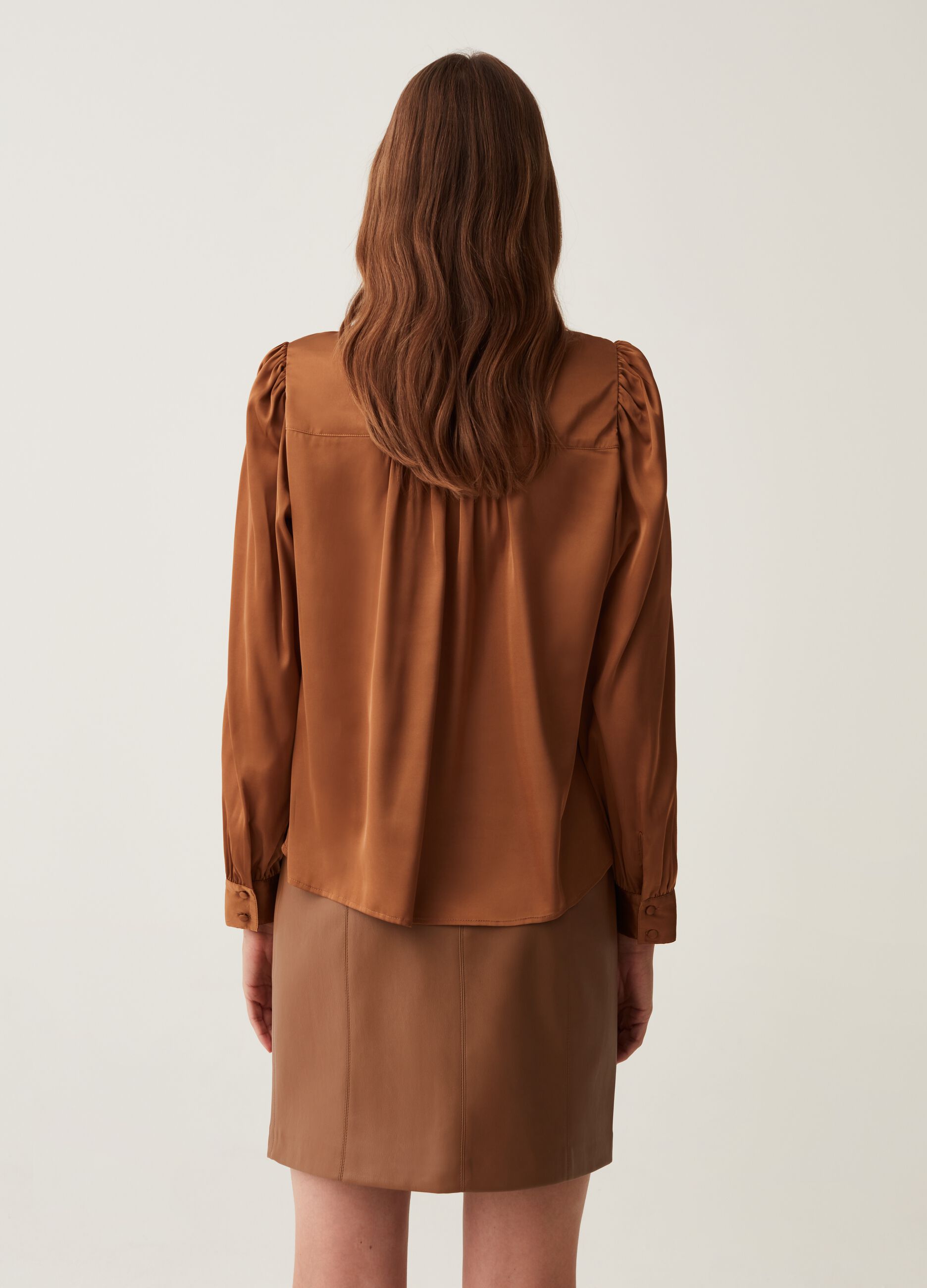 Blusa in satin con maniche a sbuffo_2