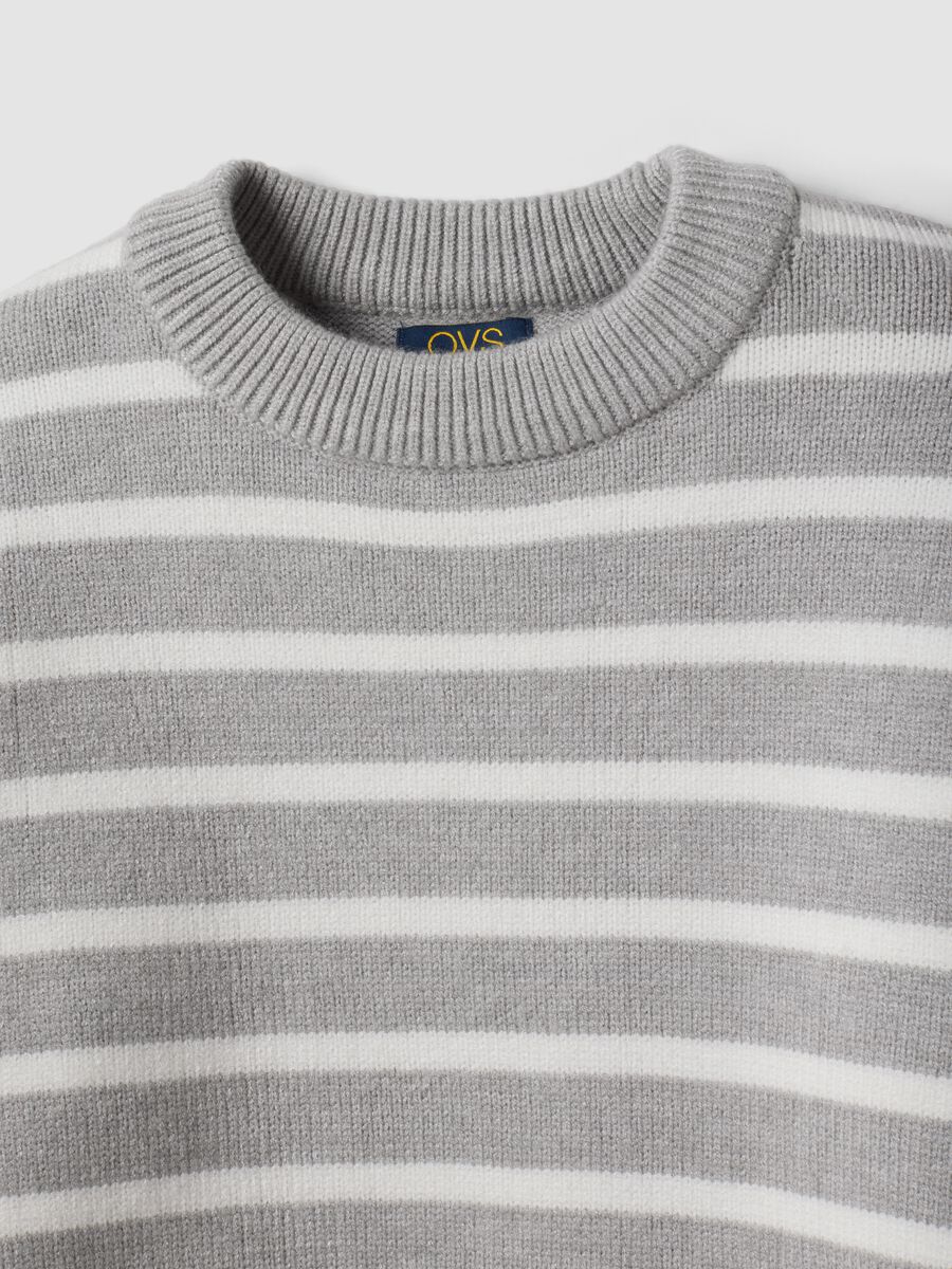 Maglia grigia in misto viscosa a righe con girocollo_1