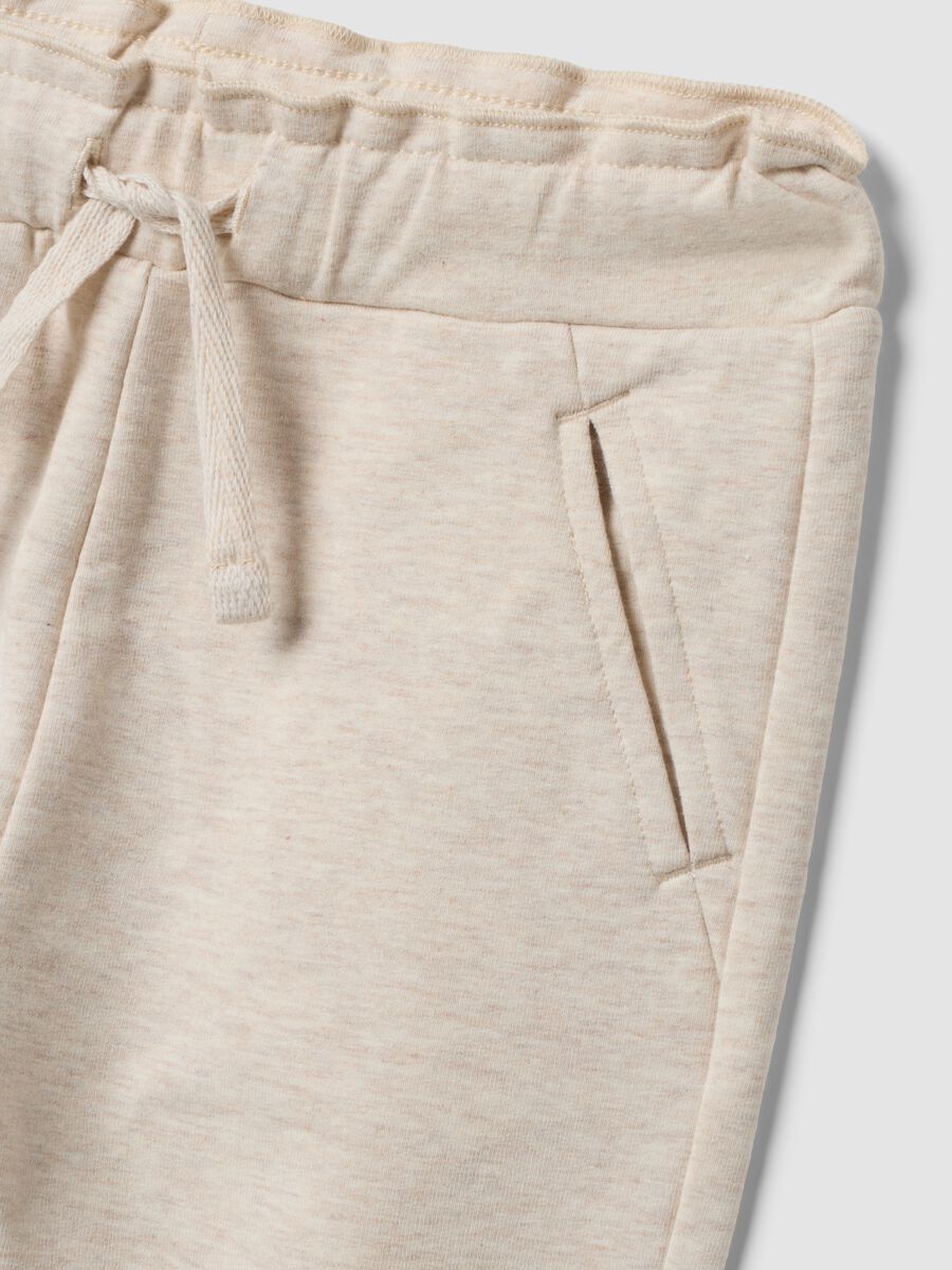 Jogger beige in cotone elasticizzato con risvolto per bimba_2