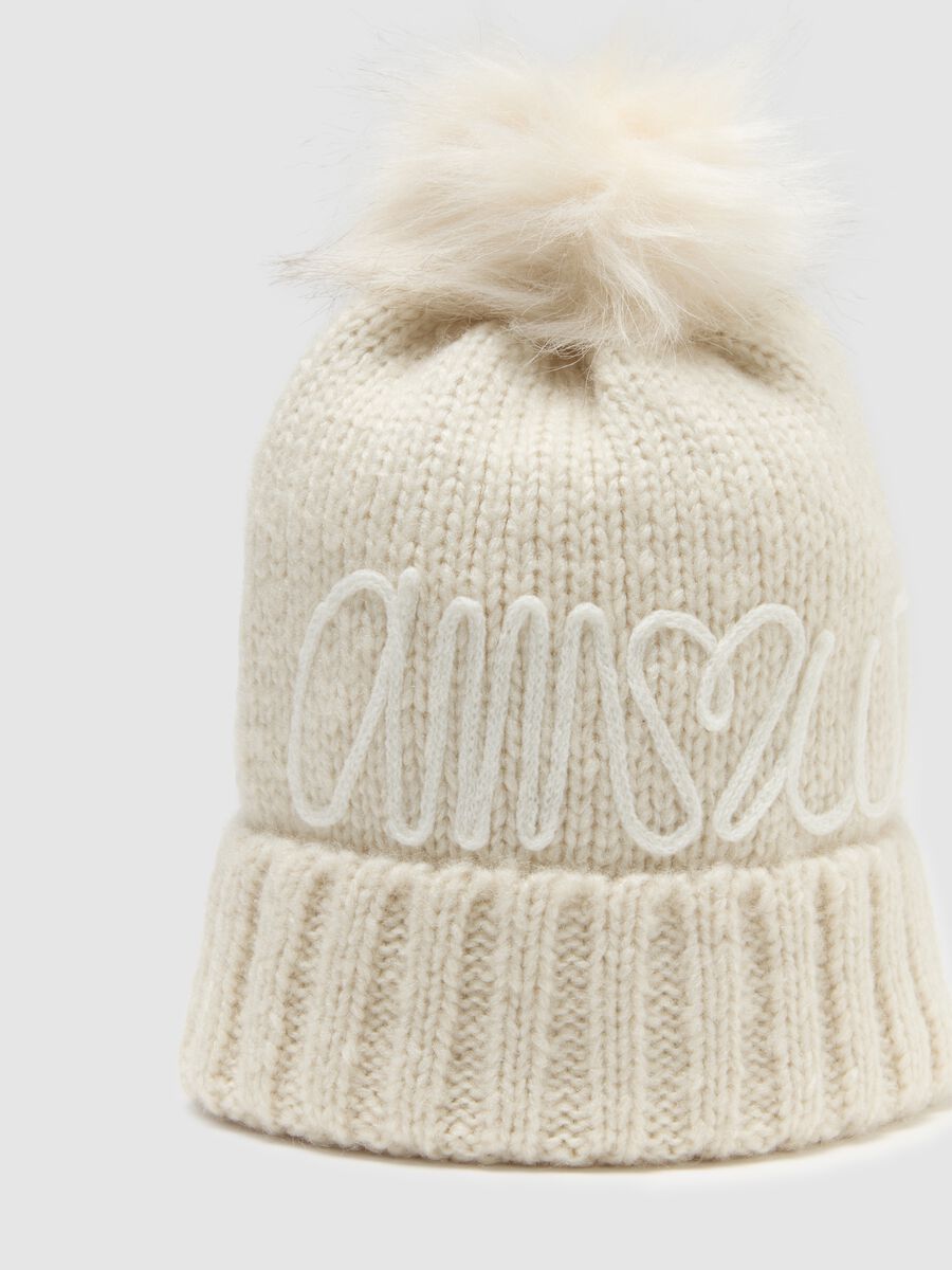 Berretto bianco con pompon e scritta_3