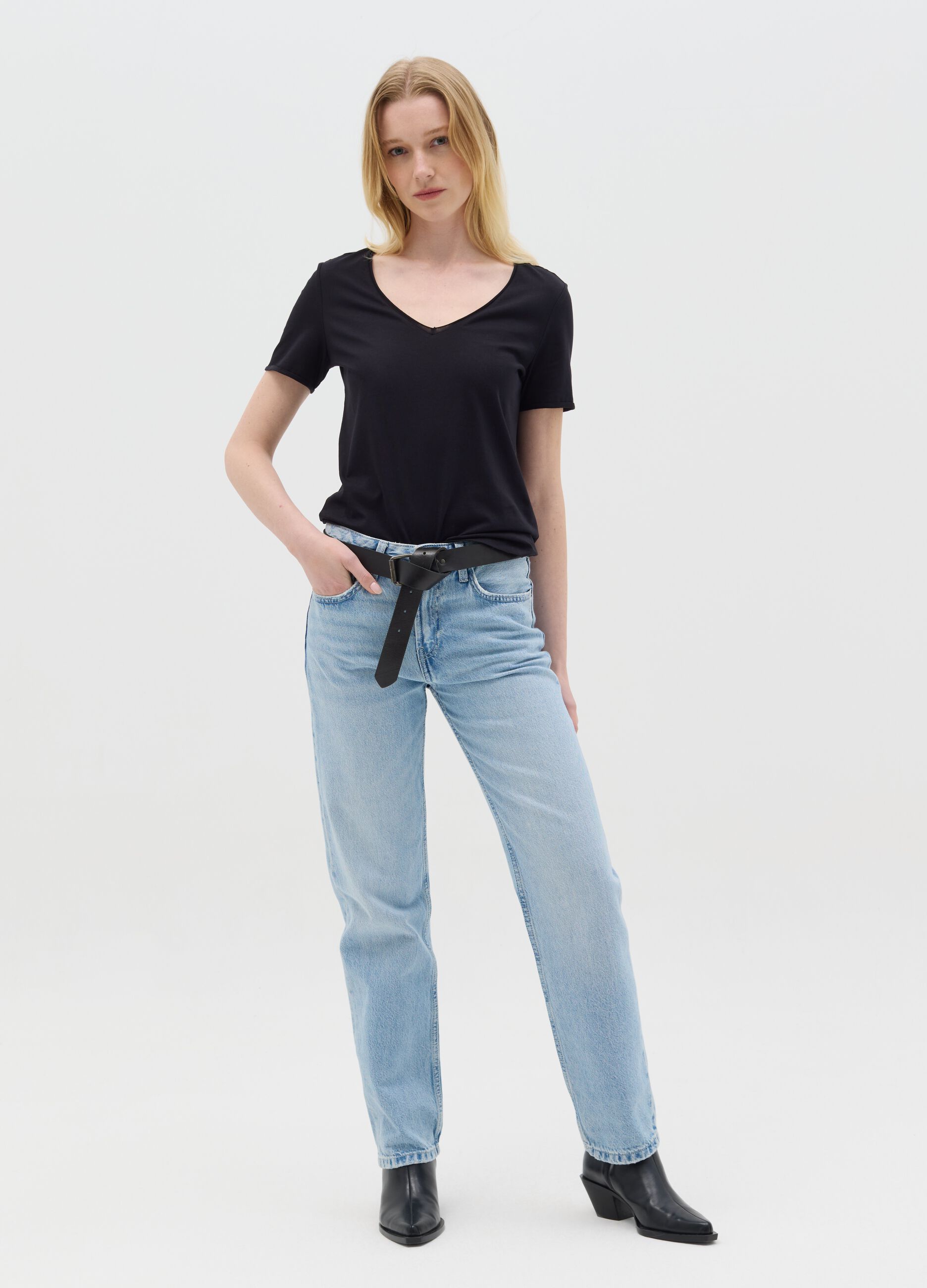 Black T-shirt in organic cotton with V neck