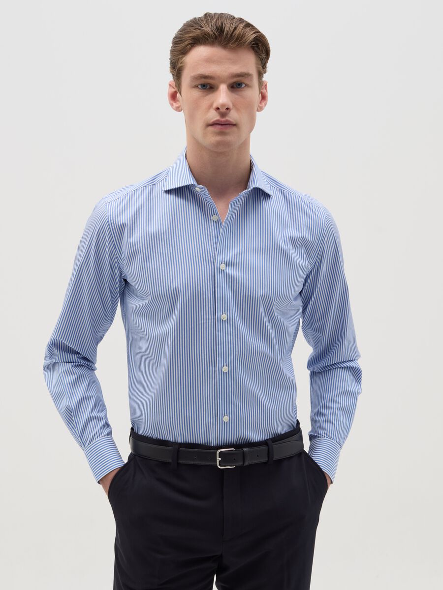 Slim-fit easy-iron shirt with white and blue stripes_0